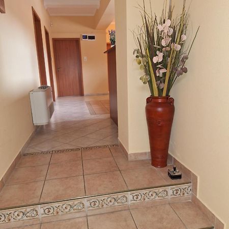 Tuenderpart Vendeghaz Hotel เอ็กเกอร์ ภายนอก รูปภาพ