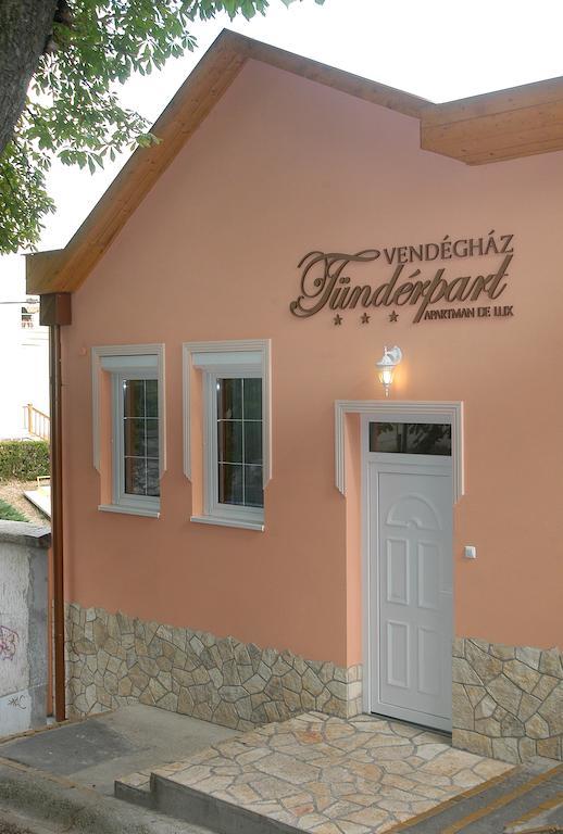 Tuenderpart Vendeghaz Hotel เอ็กเกอร์ ภายนอก รูปภาพ