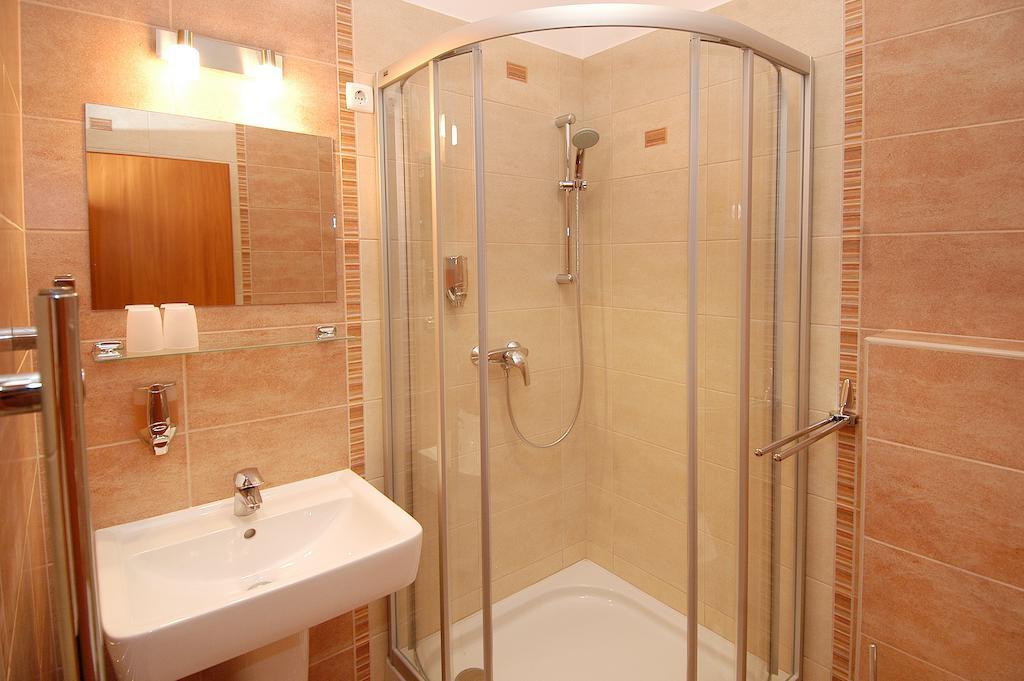Tuenderpart Vendeghaz Hotel เอ็กเกอร์ ภายนอก รูปภาพ