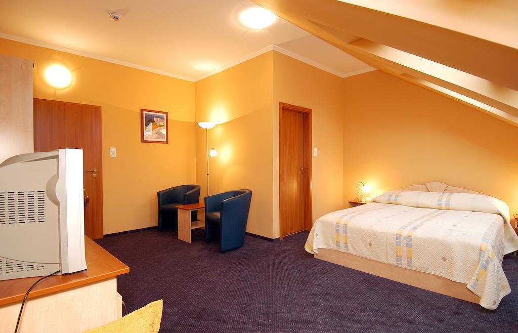 Tuenderpart Vendeghaz Hotel เอ็กเกอร์ ห้อง รูปภาพ