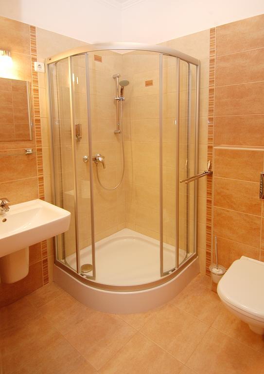 Tuenderpart Vendeghaz Hotel เอ็กเกอร์ ภายนอก รูปภาพ